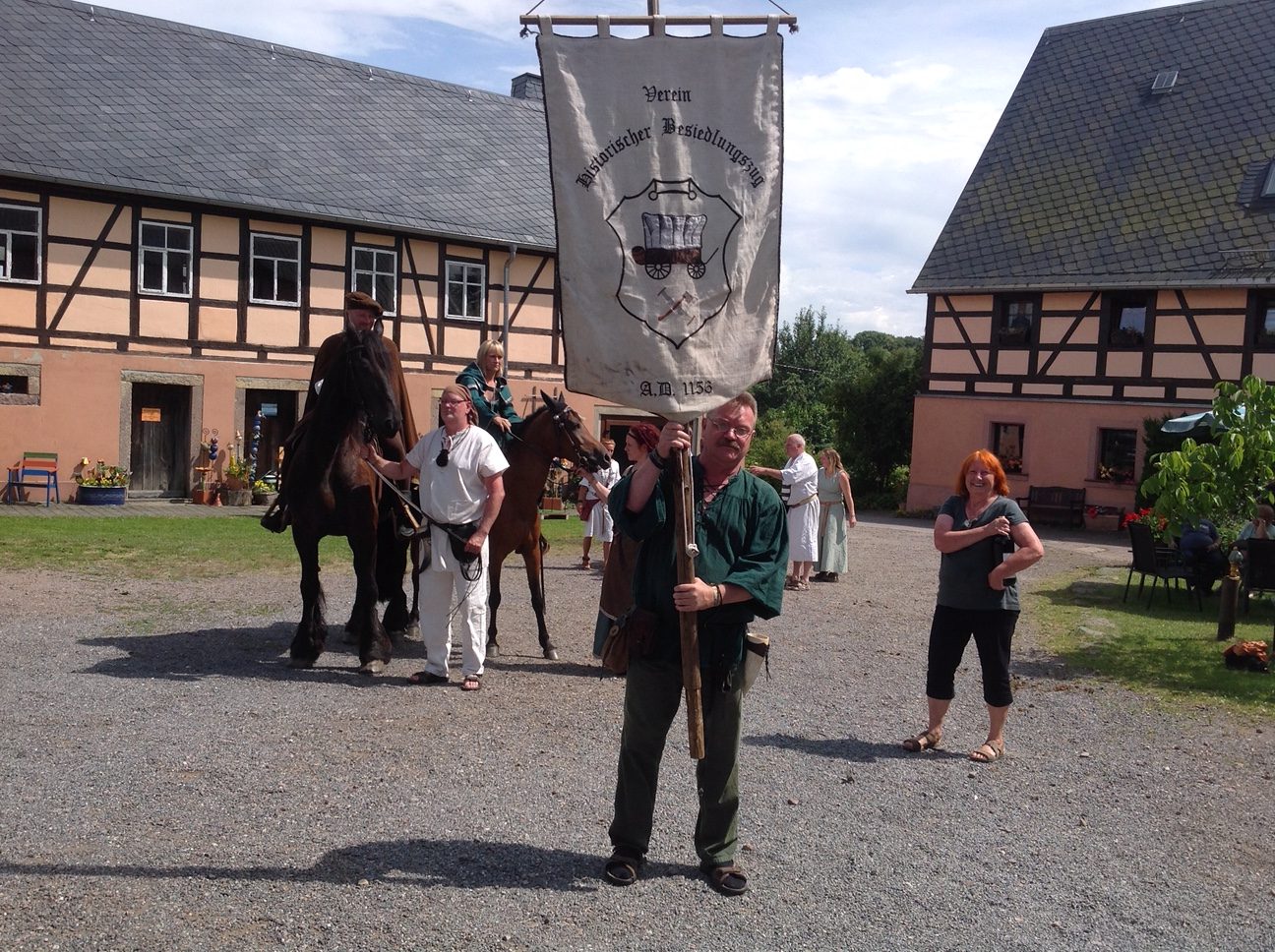 Der Historische Besiedlungszug zu Gast auf dem Seidel-Hof