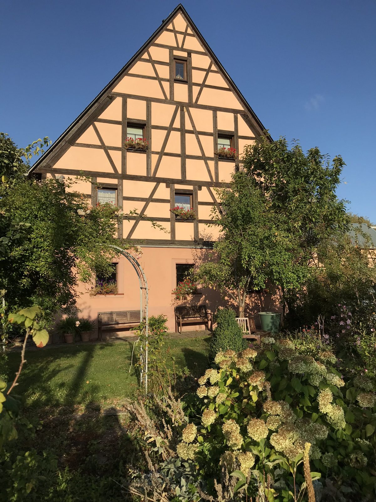 Das Giebelhaus des Seidel-Hofs im Garten