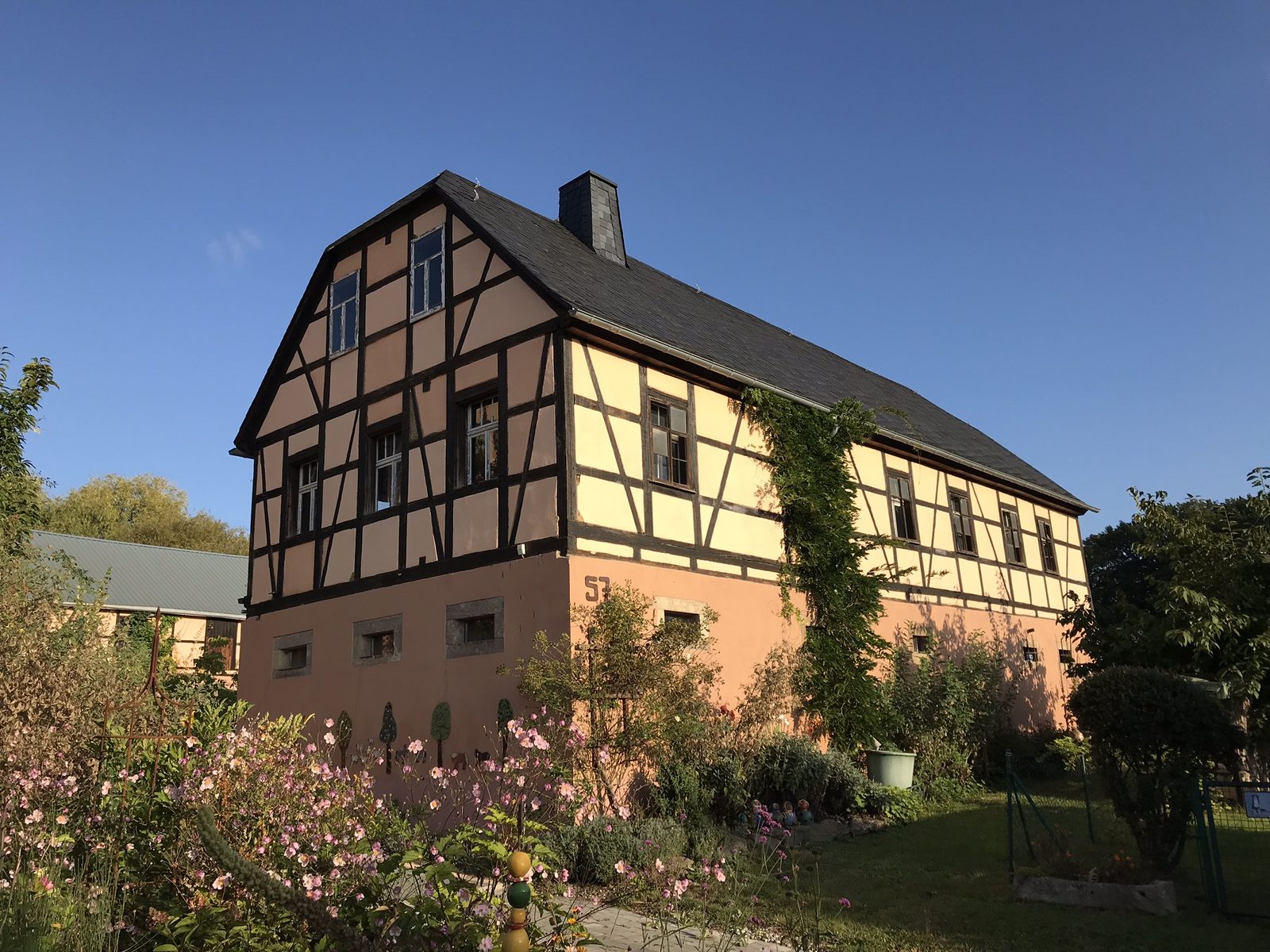 Die Hofscheune mit Fachwerkgiebel