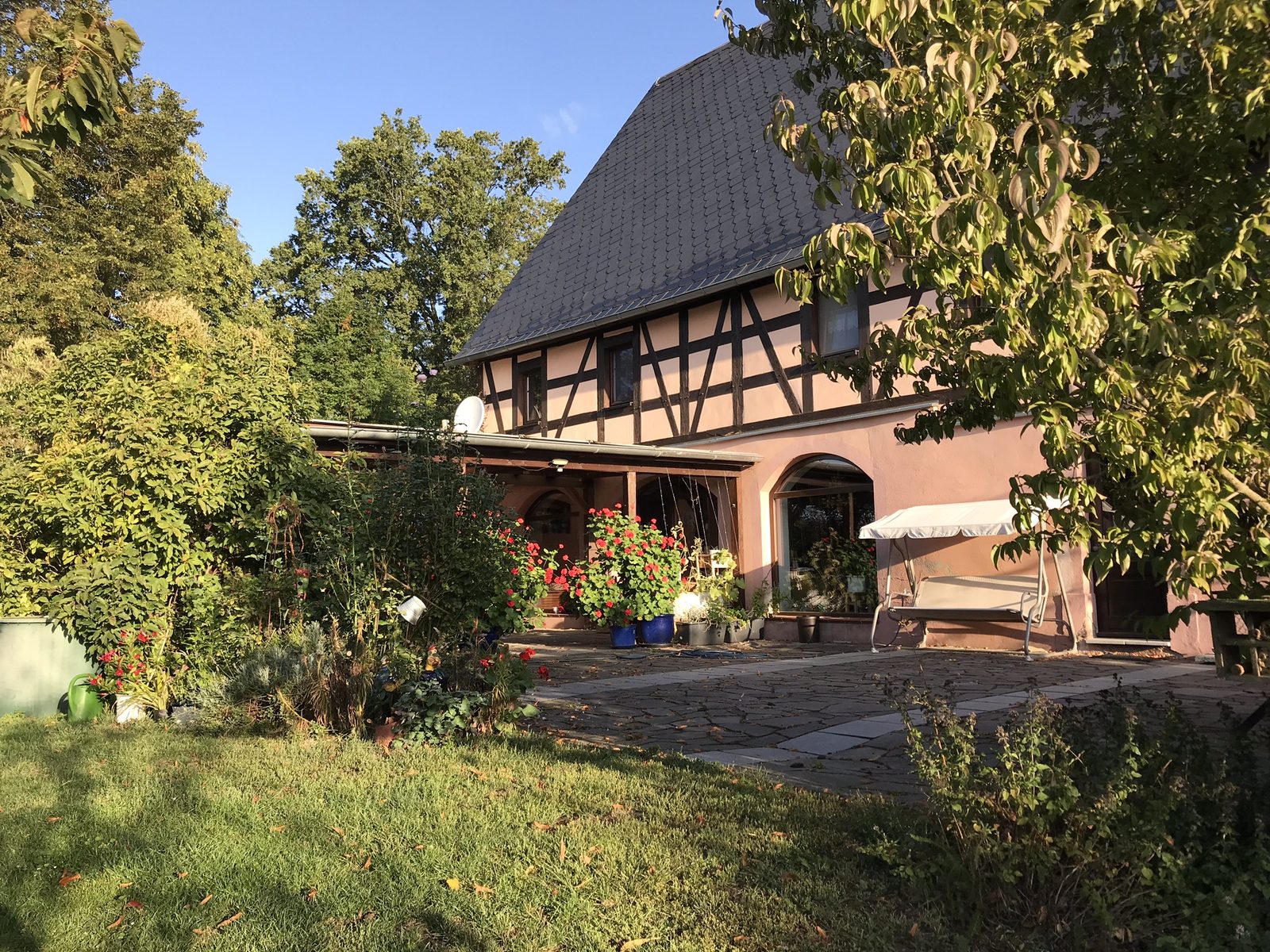 Hofecke mit Hortensien und Keramik