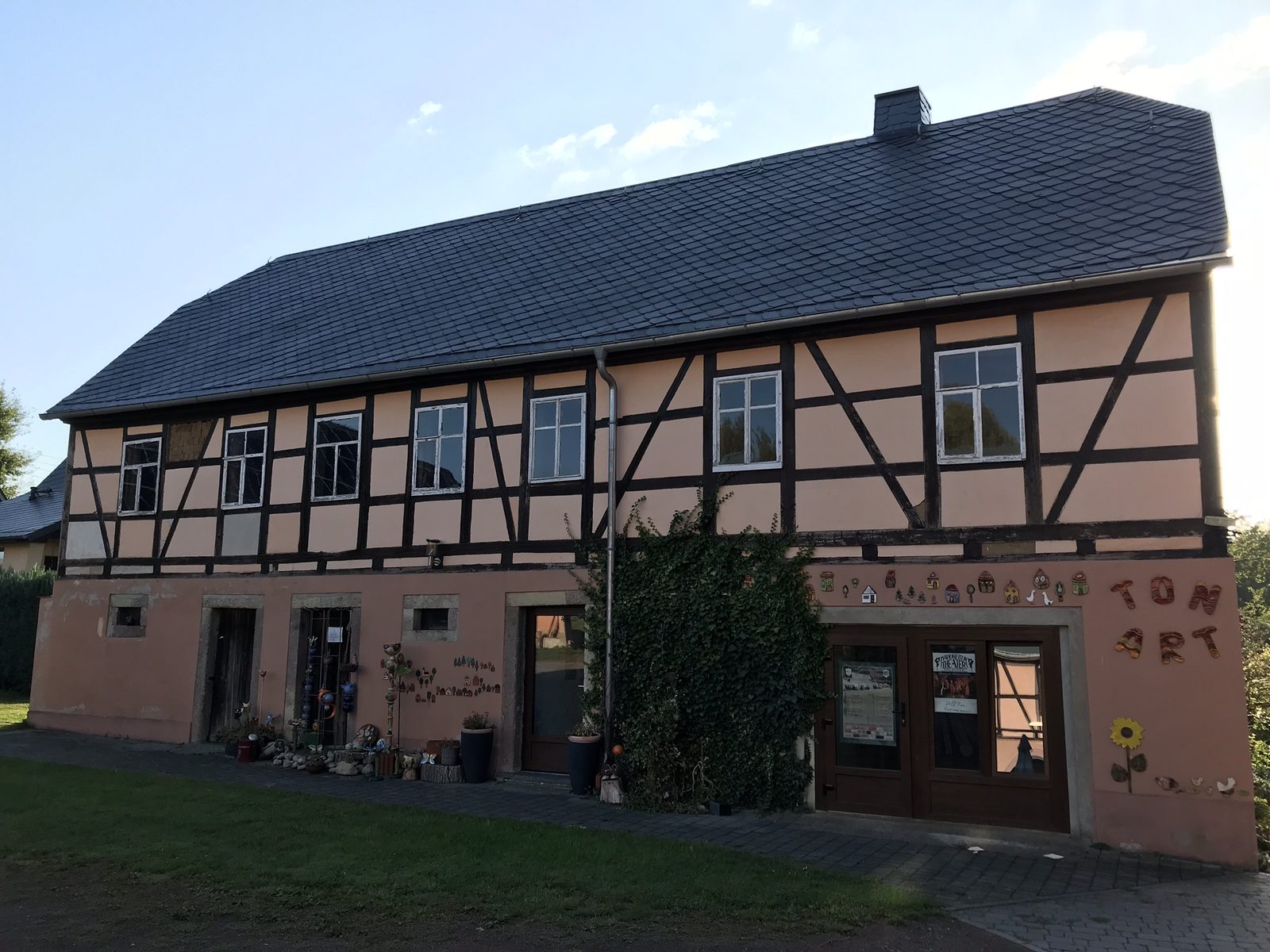 Die Hofscheune von der Wiese aus