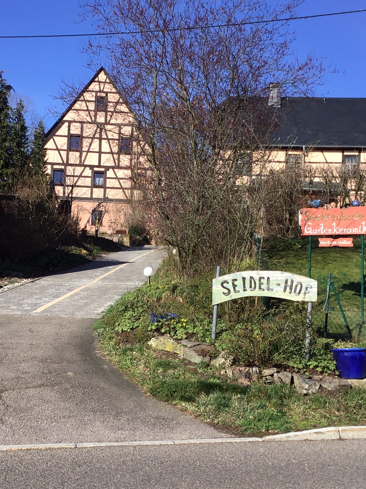Die Einfahrt zum Seidel-Hof mit dem Hofschild